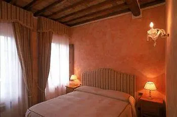 Alojamento de Acomodação e Pequeno-almoço Palazzo Al Torrione 2 4*